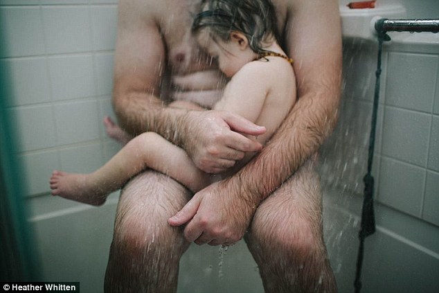 Silná fotografia otca so synom v sprche, ktorá získala viac ako 130 000 lajkov, bola z Facebooku odstránená. Prečo?