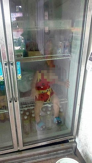 Šokujúci záber dvojročného chlapčeka v zatvorenej chladničke! Vraj to mal byť len vtip!