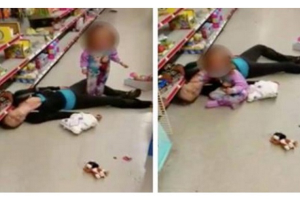 Toto je strašné! Malé dievčatko sa snaží zobudiť v obchode svoju matku, ktorá sa predávkovala heroínom