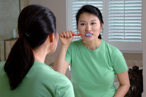 Čistíte si správne zuby? Výskum odhalil, že aj od toho závisí, či raz otehotniete alebo nie. Ako je to možné?