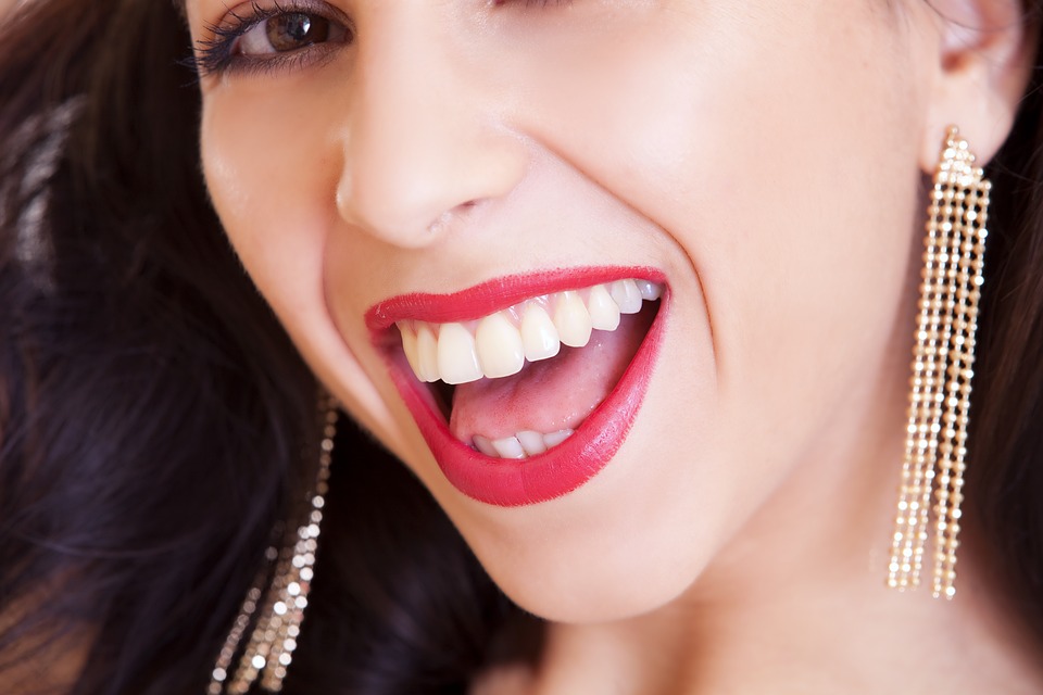 Skoncujte so zubným povlakom a tešte sa zo svojho úsmevu. Pomôže vám týchto 6 prírodných zázrakov