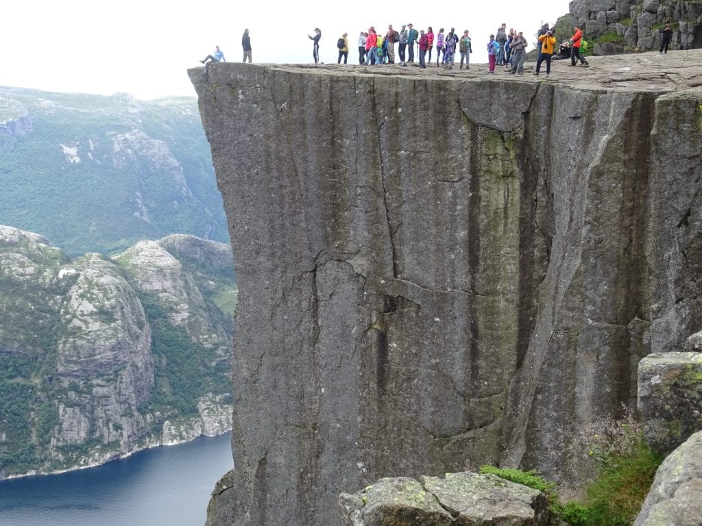 Aj takéto obrovské skaly nájdeme v Nórsku. 
