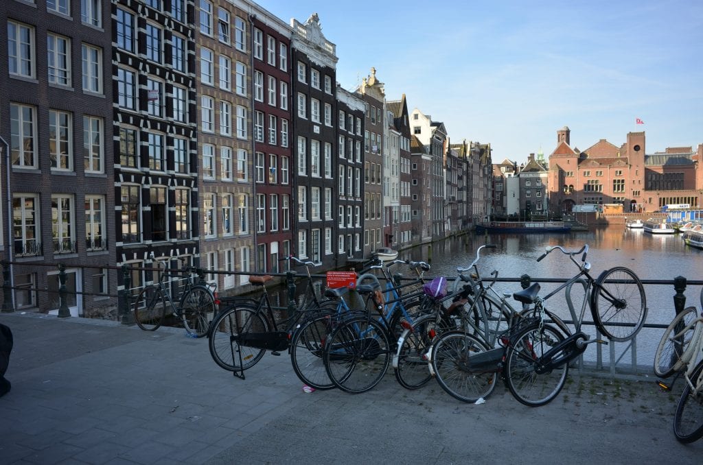 Zaujímavá architektúra mesta Amsterdam. 