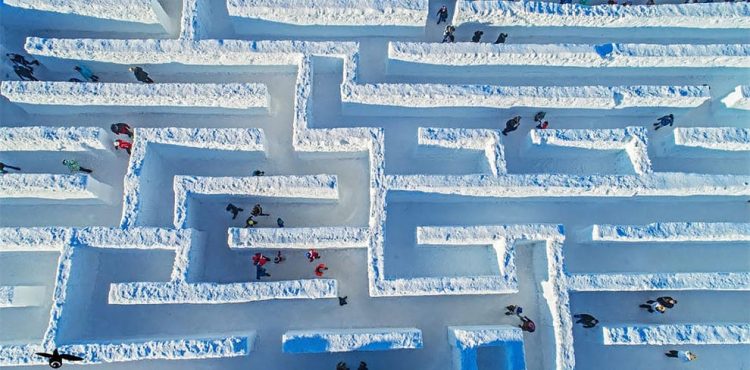 Poliaci majú najväčší snehový labyrint. Pozri sa, aká je Snowlandia premakaná