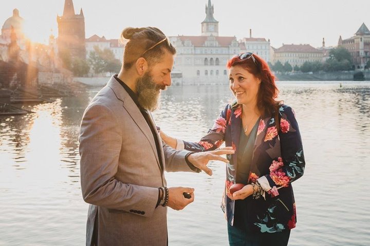 Kanaďanka 2 roky plánovala zásnuby pre priateľa. Opýtala sa až v Prahe